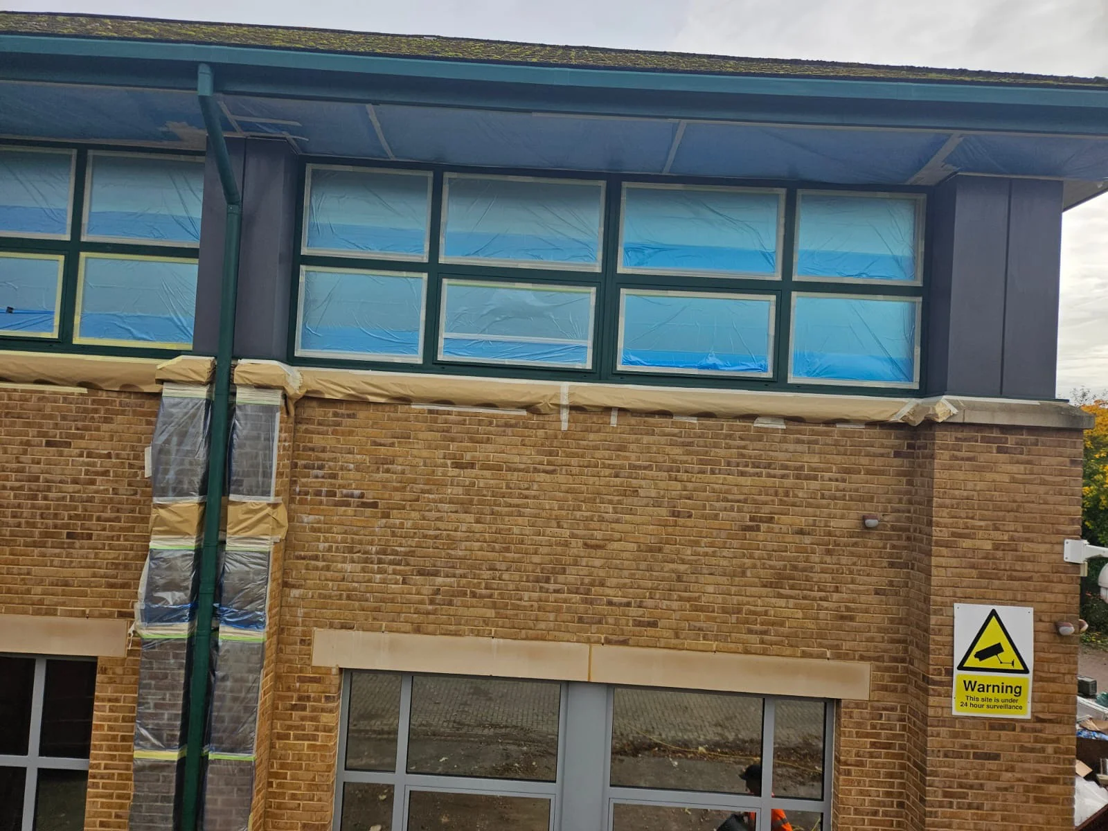 Vanda Coatings operative respraying aluminium window frames on a commercial office building at Birmingham Business Park