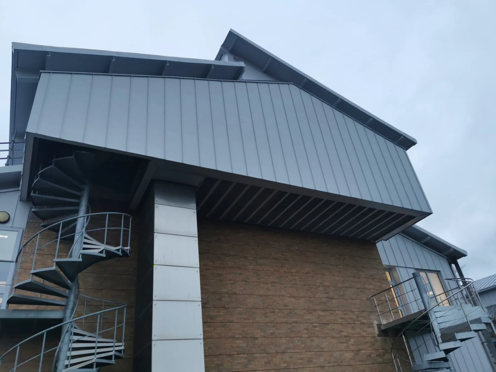 Completed steel cladding recoating at Cambridge Science and Technology Park by Vanda Coatings